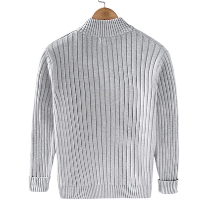 Arkadya Outlet Kardigan Męski Dzianinowy Prążkowana Faktura Zamek Długi Rękaw, w kolorze jasnoszarym, z długim rękawem, jest prezentowana na drewnianym wieszaku tyłem do widza na jednolitym szarym tle.
