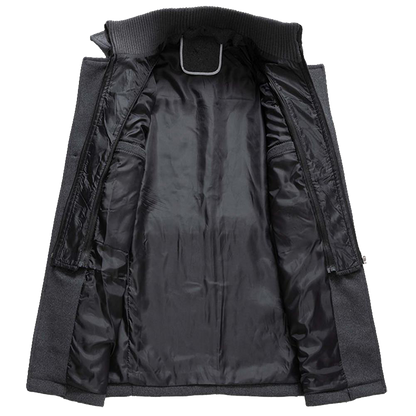 Arkadya Outlet Męski Płaszcz, ciemnoszary płaszcz jesienno-zimowy z długim rękawem, jest prezentowany na jasnym tle, aby odsłonić gładką czarną wewnętrzną podszewkę i kołnierz.