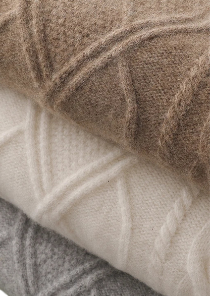 Zbliżenie na trzy złożone swetry męskie Arkadya Outlet Sweter dekolt okrągły warkoczowy w kolorze beżowym, białym i szarym z teksturowanym krzyżowym wzorem - idealne do klasycznej całorocznej kolekcji męskiej.