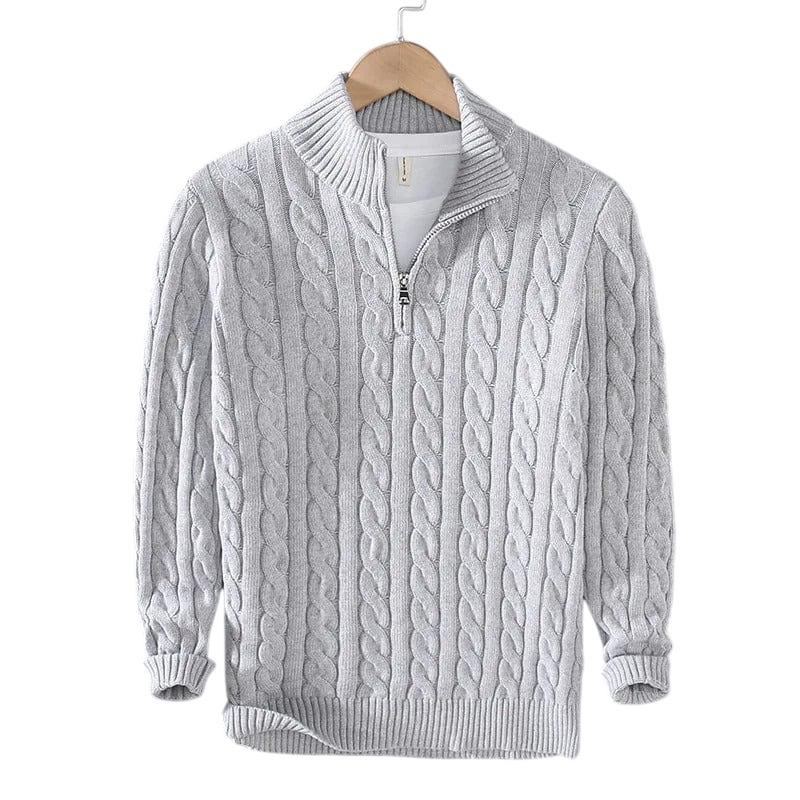 Jasnoszary męski sweter dzianinowy z warkoczowym wzorem, kołnierz zapinany na zamek 1/4, długi rękaw