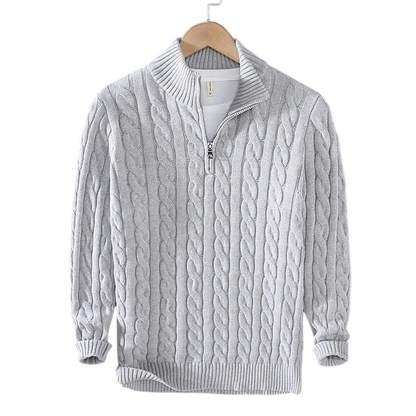 Jasnoszary męski sweter dzianinowy z warkoczowym wzorem, kołnierz zapinany na zamek 1/4, długi rękaw