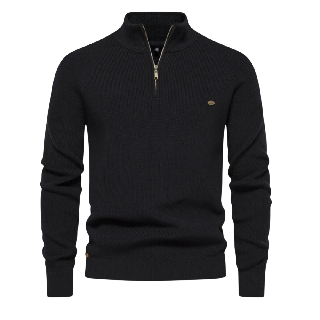 Męski sweter z półzamkiem, kolor czarny; widok z przodu na modelu.