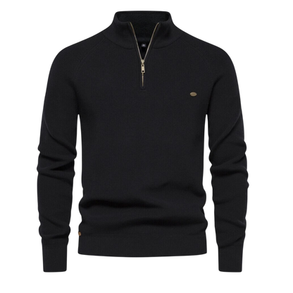 Męski sweter z półzamkiem, kolor czarny; widok z przodu na modelu.