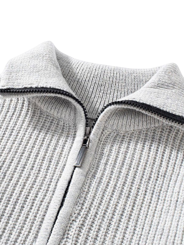 Jasnoszary męski sweter dzianinowy o luźnym kroju, kołnierz z zamkiem, miękka struktura, długi rękaw