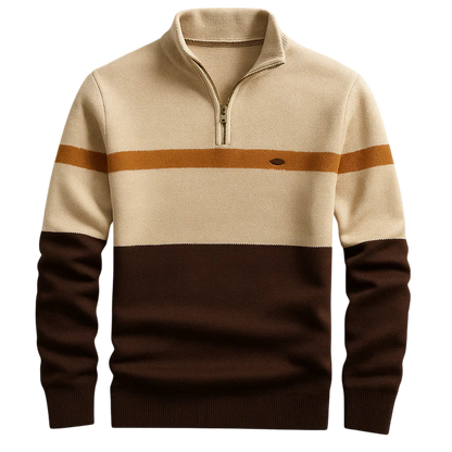 Sweter Arkadya Outlet Męski to beżowy, brązowy i brązowy sweter zapinany na zamek błyskawiczny z bursztynowym paskiem na piersi i małym haftowanym logo po lewej stronie, pokazany na płasko na neutralnym tle.