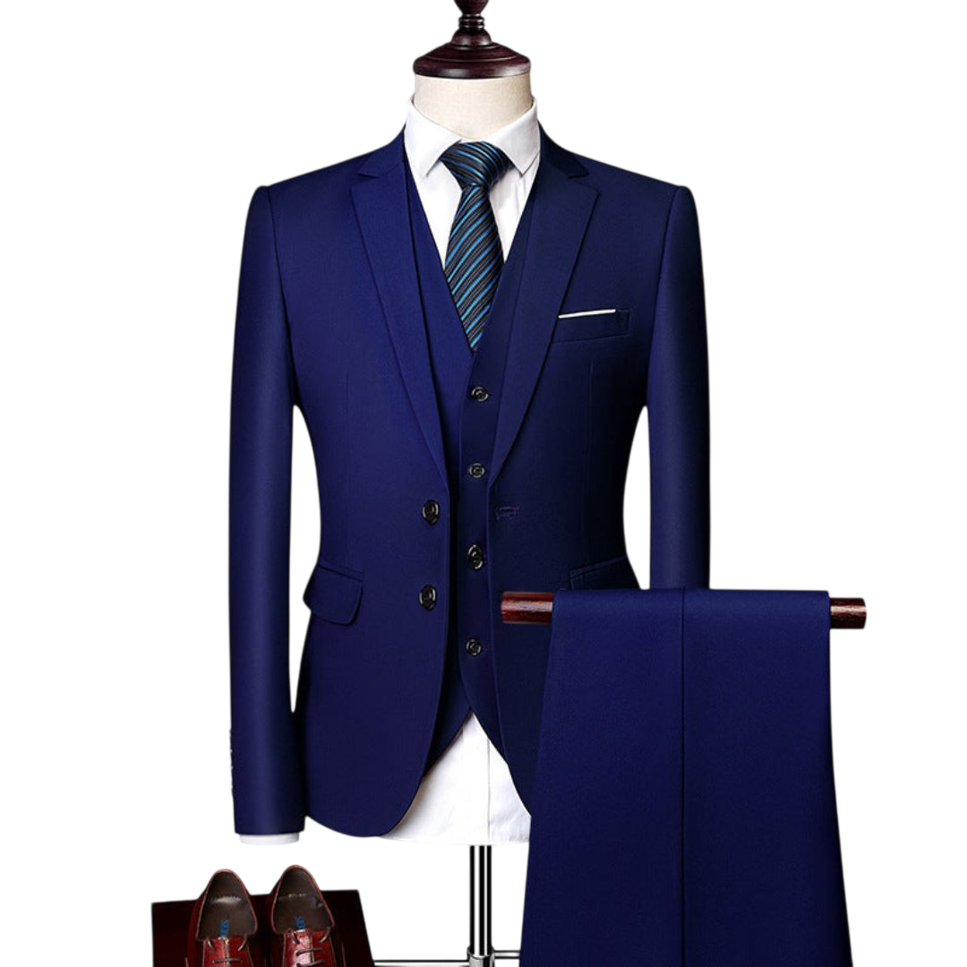 Komplet trzyczęściowy męski dopasowany zestaw odzieży marki Arkadya Outlet jest prezentowany na manekinie z dopasowanymi spodniami, białą koszulą, niebieskim krawatem w paski i brązowymi butami wizytowymi.