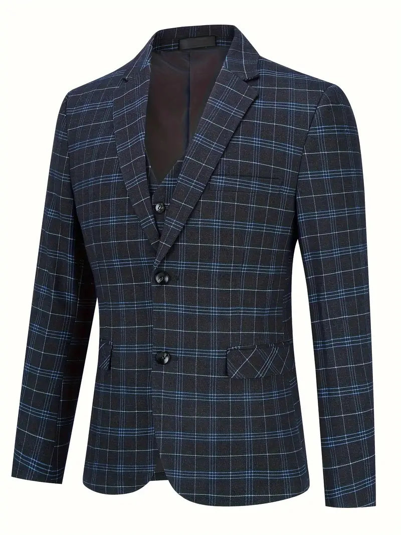 Arkadya Outlet Zestaw Garniturowy Męski Dwuczęściowy Slim Fit Formalny to granatowo-czarna marynarka w kratę z jasnoniebieskimi liniami, trzema guzikami, karbowanymi klapami, dwiema przednimi kieszeniami z klapami i kieszenią na piersi, przedstawiona na białym tle.