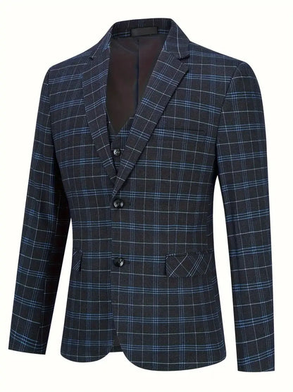 Arkadya Outlet Zestaw Garniturowy Męski Dwuczęściowy Slim Fit Formalny to granatowo-czarna marynarka w kratę z jasnoniebieskimi liniami, trzema guzikami, karbowanymi klapami, dwiema przednimi kieszeniami z klapami i kieszenią na piersi, przedstawiona na białym tle.