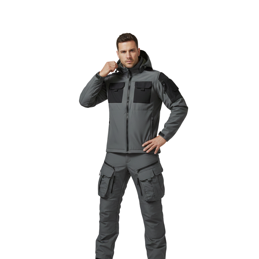 Mężczyzna pewnie pozuje na białym tle, nosząc Arkadya Outlet Zestaw odzieży outdoorowej męska kurtka i spodnie wodoodporne - jedna ręka na biodrze, druga regulująca kołnierz kurtki.