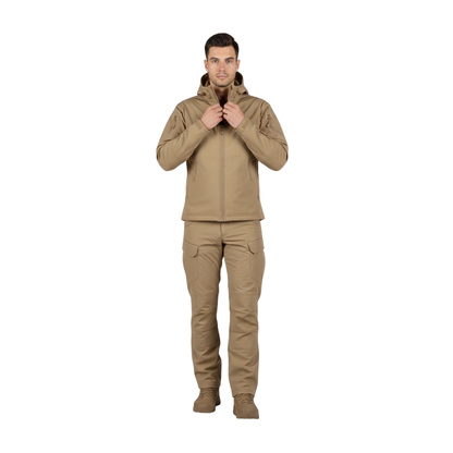 Mężczyzna stoi twarzą do przodu w outlecie Arkadya Zestaw outdoorowy męski wodoodporny wiatroszczelny z podszewką, ubrany w brązową kurtkę i dopasowane spodnie z rękami w pobliżu zamka błyskawicznego na białym tle.
