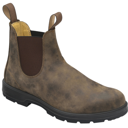 Arkadya Outlet Botki Chelsea męskie wsuwane z elastycznymi panelami do kostki w kolorze brązowym, z czarną podeszwą oraz uchwytami z przodu i z tyłu, prezentowane na białym tle.