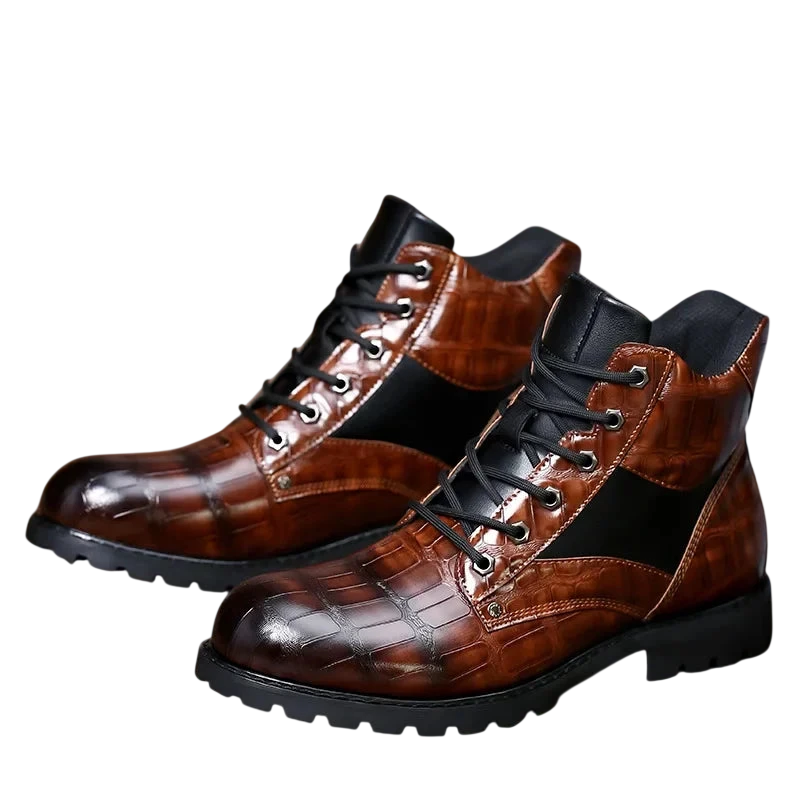 Para butów Arkadya Outlet Botki Wojskowe Męskie Sznurowane Podeszwa Traktorowa Tłoczone z brązowej i czarnej skóry z krokodylim wzorem, czarnymi panelami bocznymi i chropowatą podeszwą, pokazane na białym tle.
