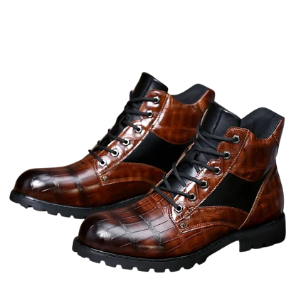 Para butów Arkadya Outlet Botki Wojskowe Męskie Sznurowane Podeszwa Traktorowa Tłoczone z brązowej i czarnej skóry z krokodylim wzorem, czarnymi panelami bocznymi i chropowatą podeszwą, pokazane na białym tle.