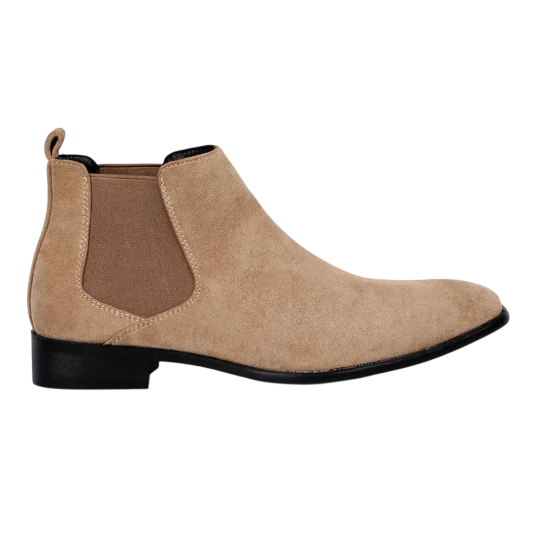 Botki męskie wsuwane z kwadratowym noskiem i niskim obcasem Arkadya Outlet z beżowego zamszu, elastycznym panelem bocznym oraz pętelką z tyłu, prezentowane w profilu na białym tle.