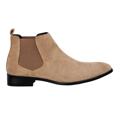 Botki męskie wsuwane z kwadratowym noskiem i niskim obcasem Arkadya Outlet z beżowego zamszu, elastycznym panelem bocznym oraz pętelką z tyłu, prezentowane w profilu na białym tle.