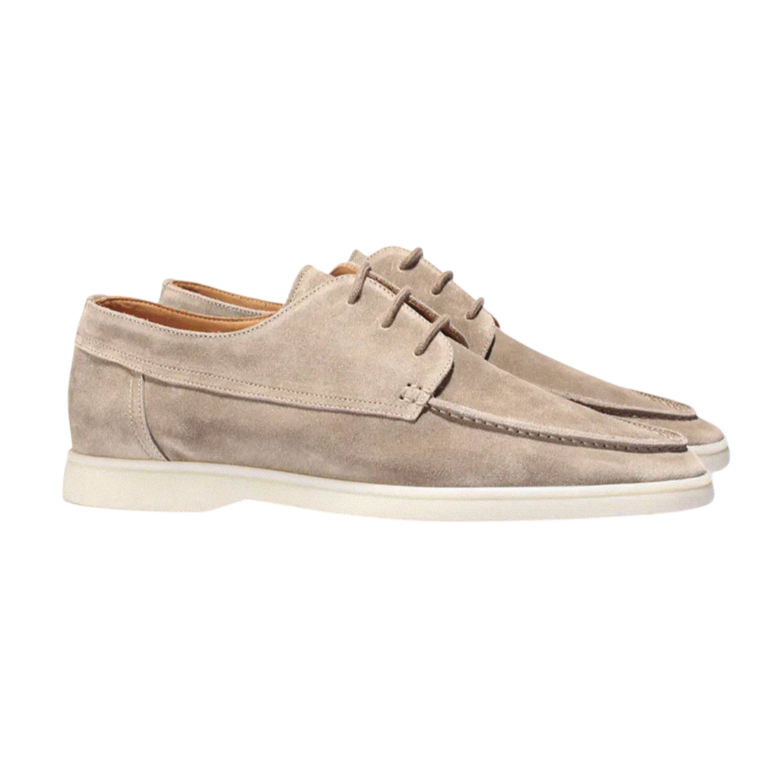 Para butów Arkadya Outlet Buty Żeglarskie Męskie Sznurowane Niskie w jasnobeżowym zamszu z białymi, antypoślizgowymi gumowymi podeszwami jest prezentowana obok siebie na gładkim białym tle.