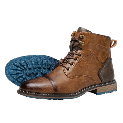 Para Arkadya Outlet Buty Zimowe Męskie Sznurowane z Bocznym Zamkiem na Chłód z brązowej skóry ma zakryte palce, metalowe oczka i wytrzymałe niebieskie gumowe podeszwy. Jeden but stoi pionowo, drugi pokazuje bieżnik.