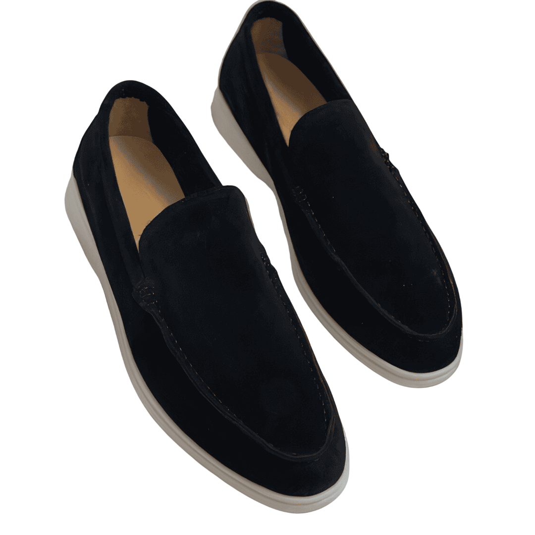 Para butów Arkadya Outlet Mokasyny Męskie Wsuwana Lekka Konstrukcja z czarnego zamszu z białą gumową podeszwą, prezentowana na gładkim białym tle.