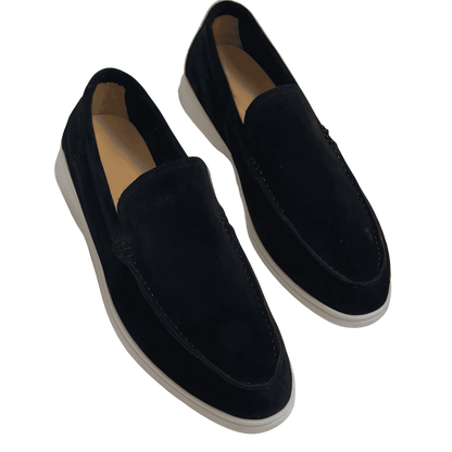 Para butów Arkadya Outlet Mokasyny Męskie Wsuwana Lekka Konstrukcja z czarnego zamszu z białą gumową podeszwą, prezentowana na gładkim białym tle.