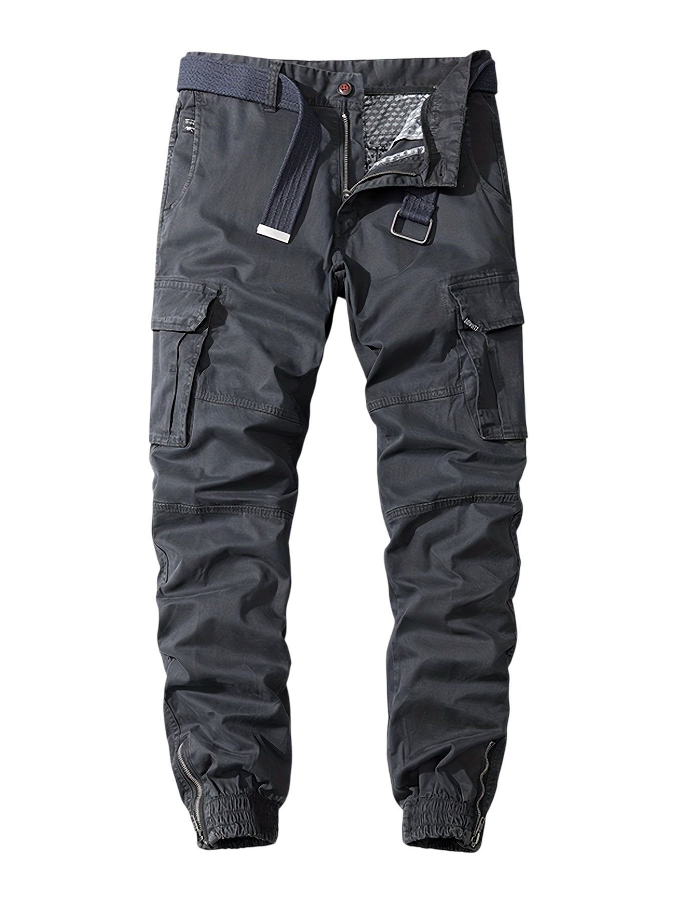 Arkadya Outlet Męskie Spodnie joggery: ciemnoszare spodnie cargo z wieloma kieszeniami, niebieskim tkanym paskiem, częściowo otwartym rozporkiem, elastycznymi mankietami przy kostkach i lekko marszczonym wykończeniem. Prezentowane na jednolitym szarym tle.