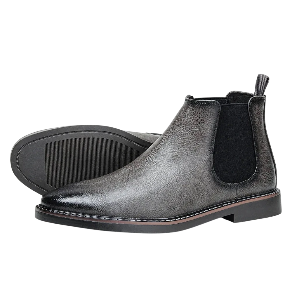 Para Arkadya Outlet Botki męskie wsuwane sztyblety zimowe w kolorze ciemnoszarym z czarnymi elastycznymi panelami, tylną zakładką i niskimi czarnymi obcasami. Jeden but stoi pionowo; drugi jest na boku, aby wyeksponować podeszwę.