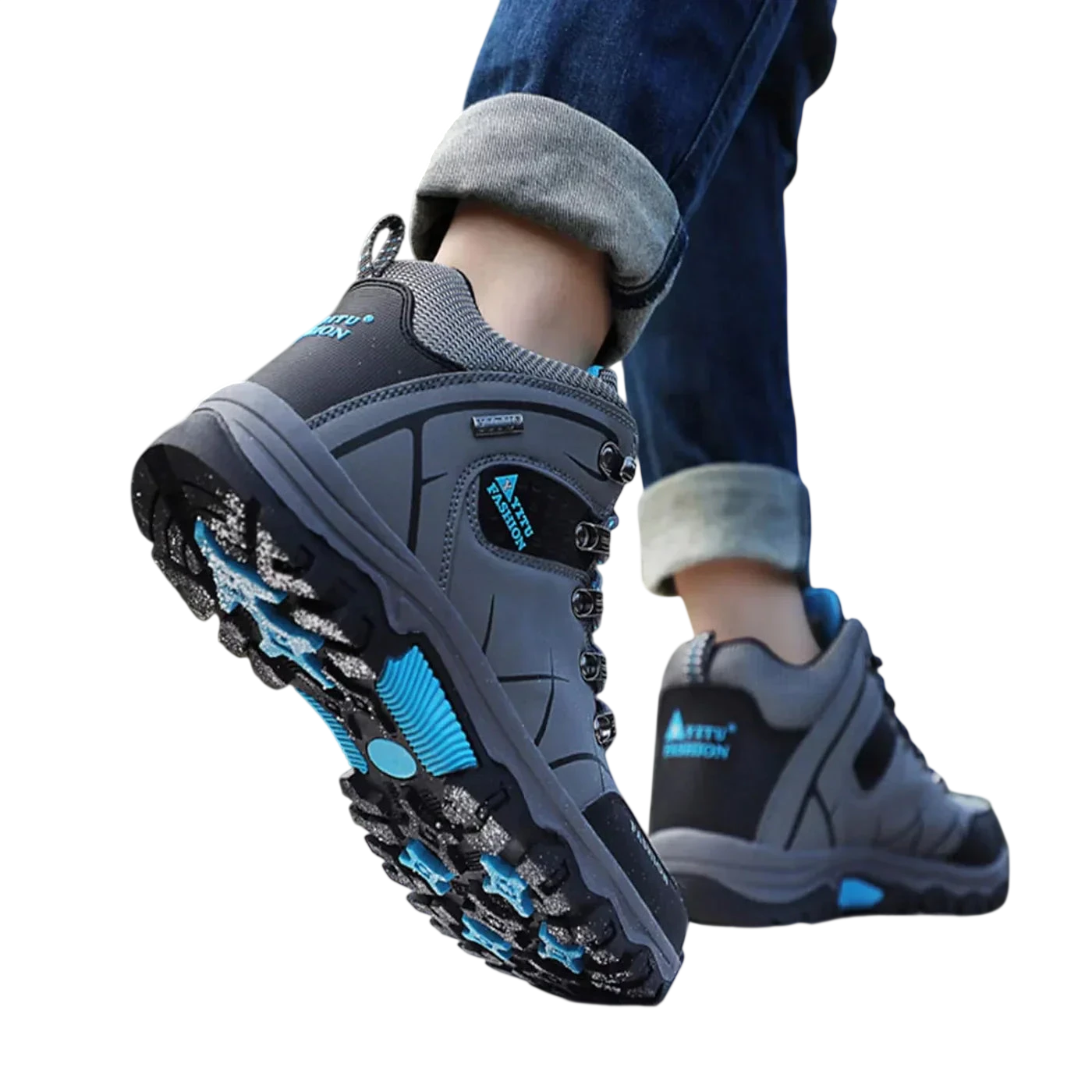 Mężczyzna w Arkadia Outlet Męskie buty wodoodporna konstrukcja ergonomiczna podeszwa stoi na skale, stopa uniesiona, aby pokazać ergonomiczny bieżnik. Podwinięte dżinsy i rozmyte drzewa podkreślają te idealne buty do codziennego użytku.