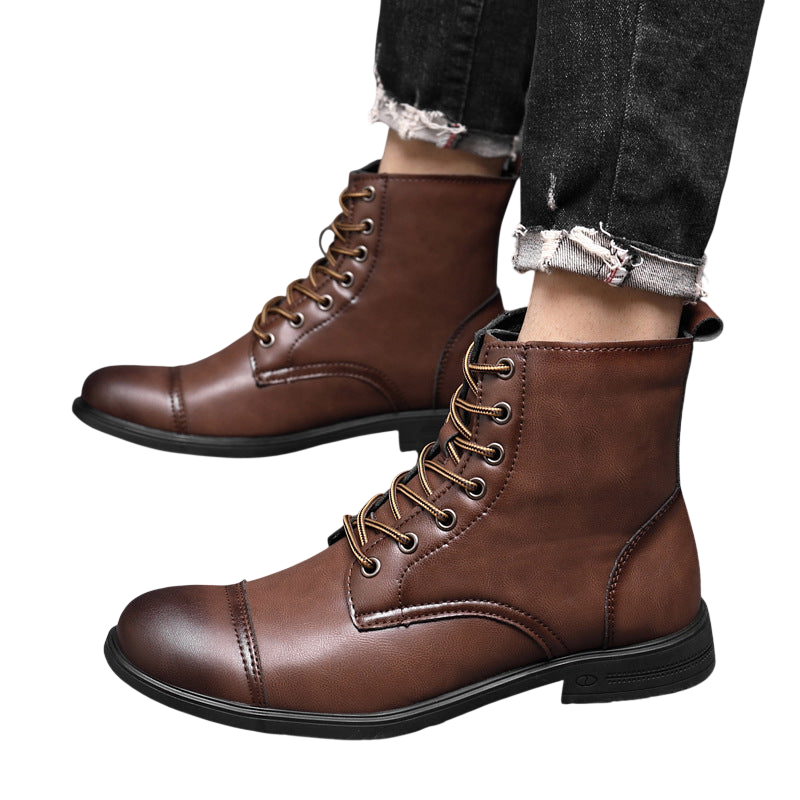 Osoba ubrana w Buty męskie wysoka cholewka z wiązaniem pełna wysokość od Arkadya Outlet, ciemnobrązowe skórzane buty z czarną podeszwą, stylizowane na postrzępione czarne dżinsy, stoi na podłodze wyłożonej kafelkami.