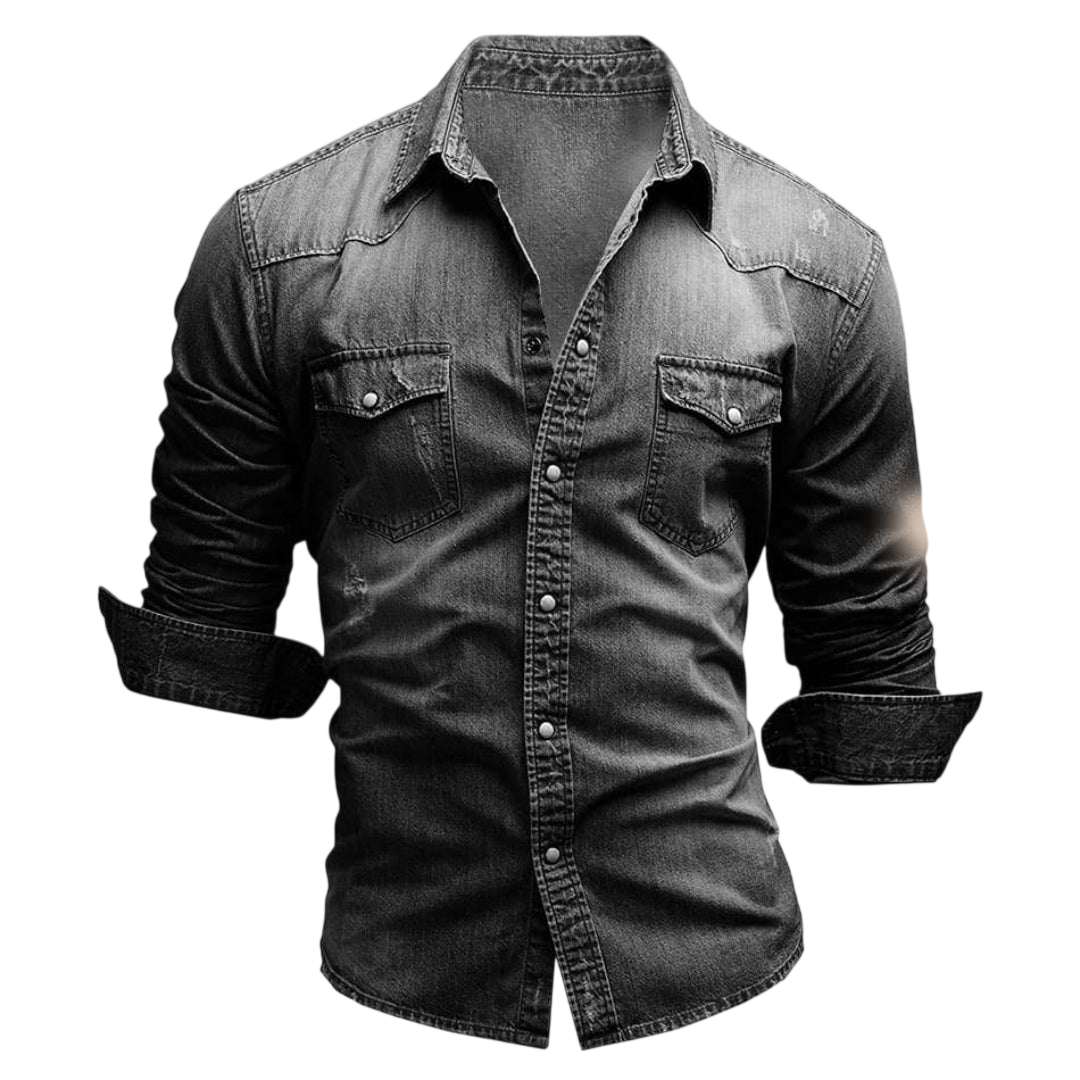 Koszula Męska Długi Rękaw Slim Fit Z Kieszeniami Zapinana by Arkadya Outlet w kolorze czarnym została zaprezentowana na białym tle, idealnie nadając się do stworzenia ostrej casualowej stylizacji.