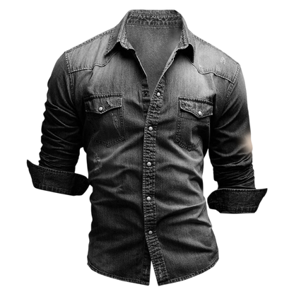 Koszula Męska Długi Rękaw Slim Fit Z Kieszeniami Zapinana by Arkadya Outlet w kolorze czarnym została zaprezentowana na białym tle, idealnie nadając się do stworzenia ostrej casualowej stylizacji.