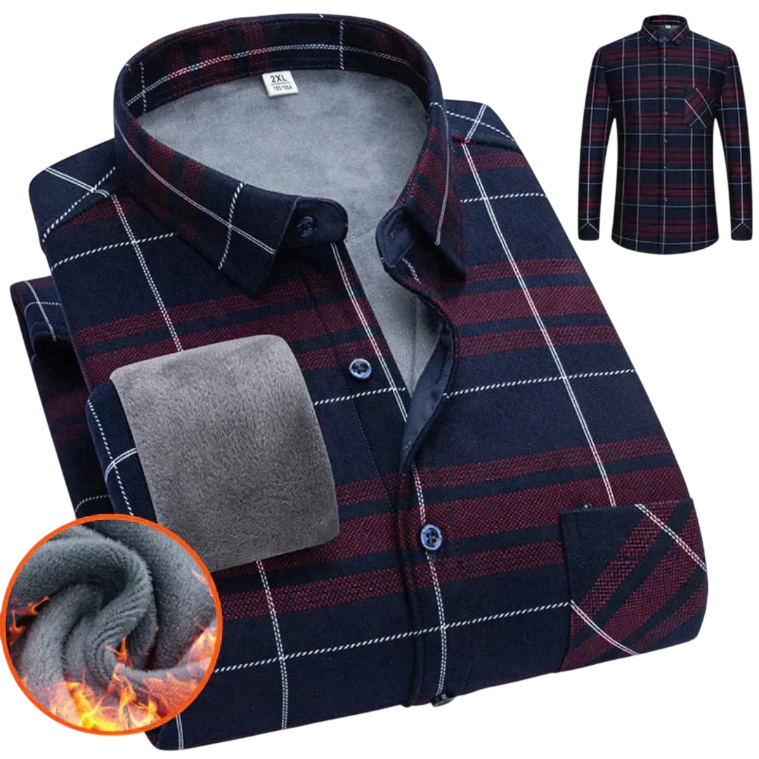 Złożona koszulka Arkadya Outlet Koszula męska zapinana na guziki długi rękaw krój luźny z miękką szarą polarową podszewką jest pokazana w zbliżeniu, aby podkreślić ciepły materiał wewnętrzny, z rozłożoną koszulką widoczną w tle.