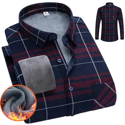 Złożona koszulka Arkadya Outlet Koszula męska zapinana na guziki długi rękaw krój luźny z miękką szarą polarową podszewką jest pokazana w zbliżeniu, aby podkreślić ciepły materiał wewnętrzny, z rozłożoną koszulką widoczną w tle.