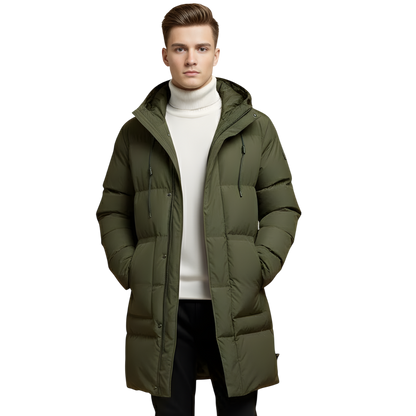 Młody mężczyzna ma na sobie oliwkowozieloną kurtkę Arkadya Outlet Kurtka Parka Męska Długa Pikowana z Kapturem Zimowa Ochronna, biały golf, czarne spodnie i oliwkowozielone trampki, gdy idzie z rękami w kieszeniach płaszcza na białym tle.