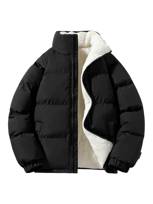 Czarna pikowana kurtka męska Arkadya Outlet z przymocowanym kapturem i elastycznymi mankietami, otwarta, by ukazać białą polarową podszewkę. Prezentowana na jasnoszarym tle.