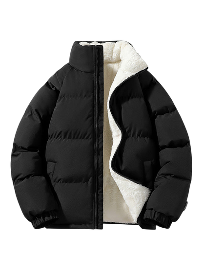 Czarna pikowana kurtka męska Arkadya Outlet z przymocowanym kapturem i elastycznymi mankietami, otwarta, by ukazać białą polarową podszewkę. Prezentowana na jasnoszarym tle.