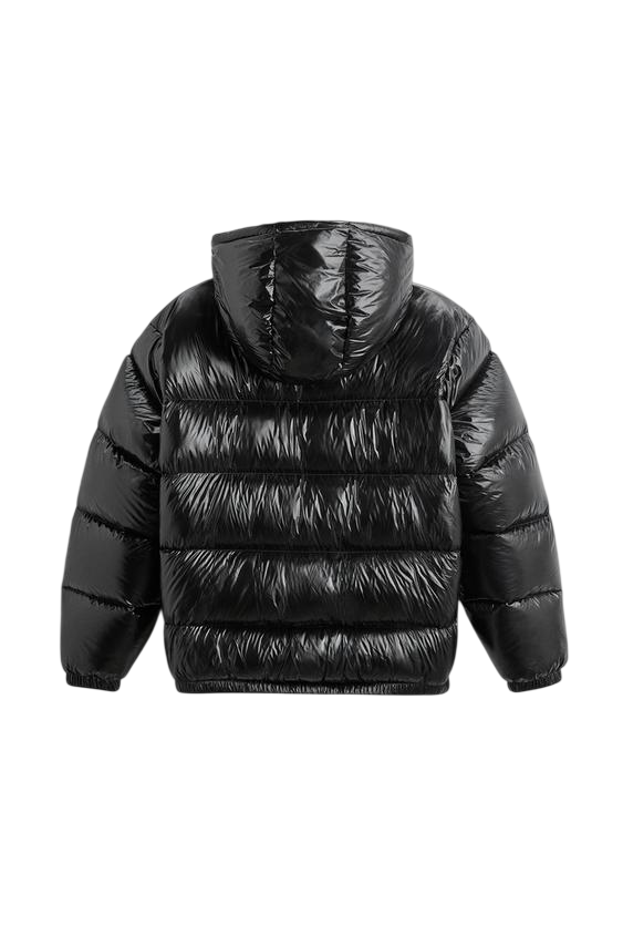 Kurtka Pikowana Męska Krótka Długość Konstrukcja Komorowa marki Arkadya Outlet to błyszcząca czarna kurtka pikowana męska z poziomym pikowaniem i kapturem, pokazana od tyłu na białym tle.