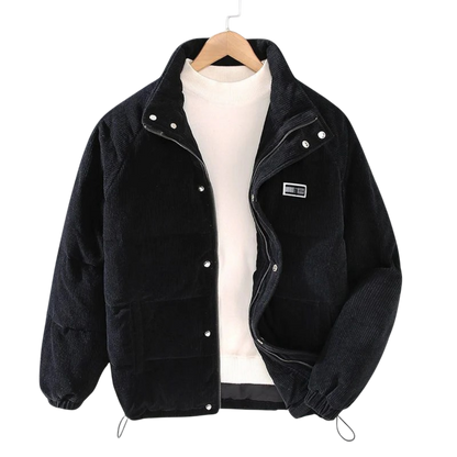 Kurtka zimowa męska strukturalny krój z czystymi liniami marki Arkadya Outlet, czarny sztruksowy puffer z guzikami zatrzaskowymi, elastycznymi mankietami i naszywką na piersi, jest prezentowany na wieszaku na białym swetrze z wysokim kołnierzem na szarym tle.