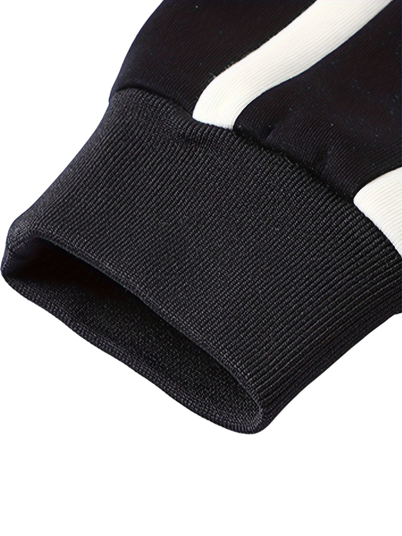 Zbliżenie na czarny prążkowany mankiet z białym paskiem na rękawie od Arkadya Outlet Komplet dresowy męski dwuczęściowy codzienny strój, wykonany z miękkiej, elastycznej tkaniny dla sportowego lub swobodnego wyglądu.