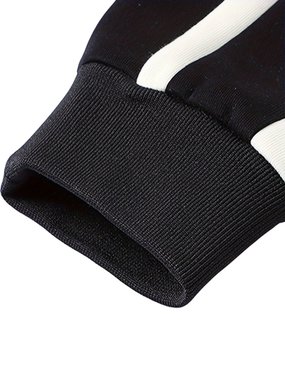 Zbliżenie na czarny prążkowany mankiet z białym paskiem na rękawie od Arkadya Outlet Komplet dresowy męski dwuczęściowy codzienny strój, wykonany z miękkiej, elastycznej tkaniny dla sportowego lub swobodnego wyglądu.