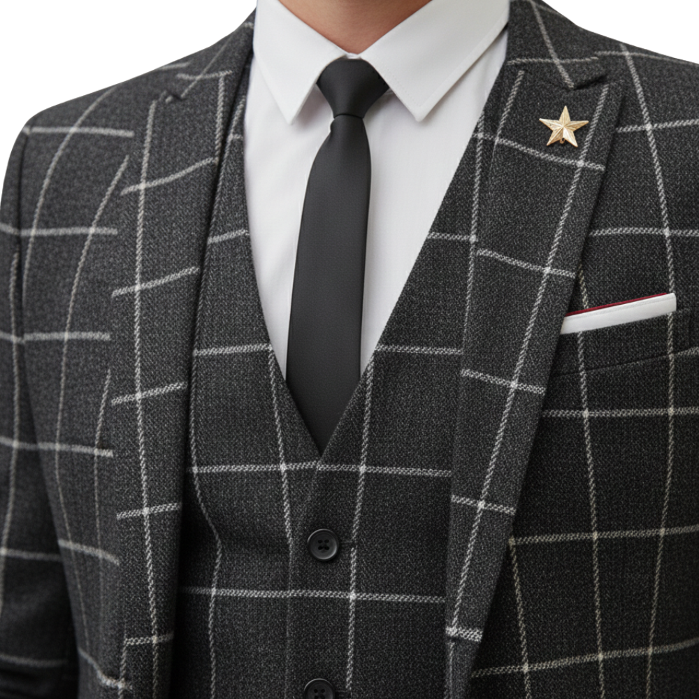 Osoba nosząca Arkadya Outlet Komplet Garniturowy Męski Trzyczęściowy Marynarka ma na sobie białą koszulę, czarny krawat, spinkę do klapy w kształcie gwiazdy i białą poszetkę z czerwoną krawędzią dla kontrastu.