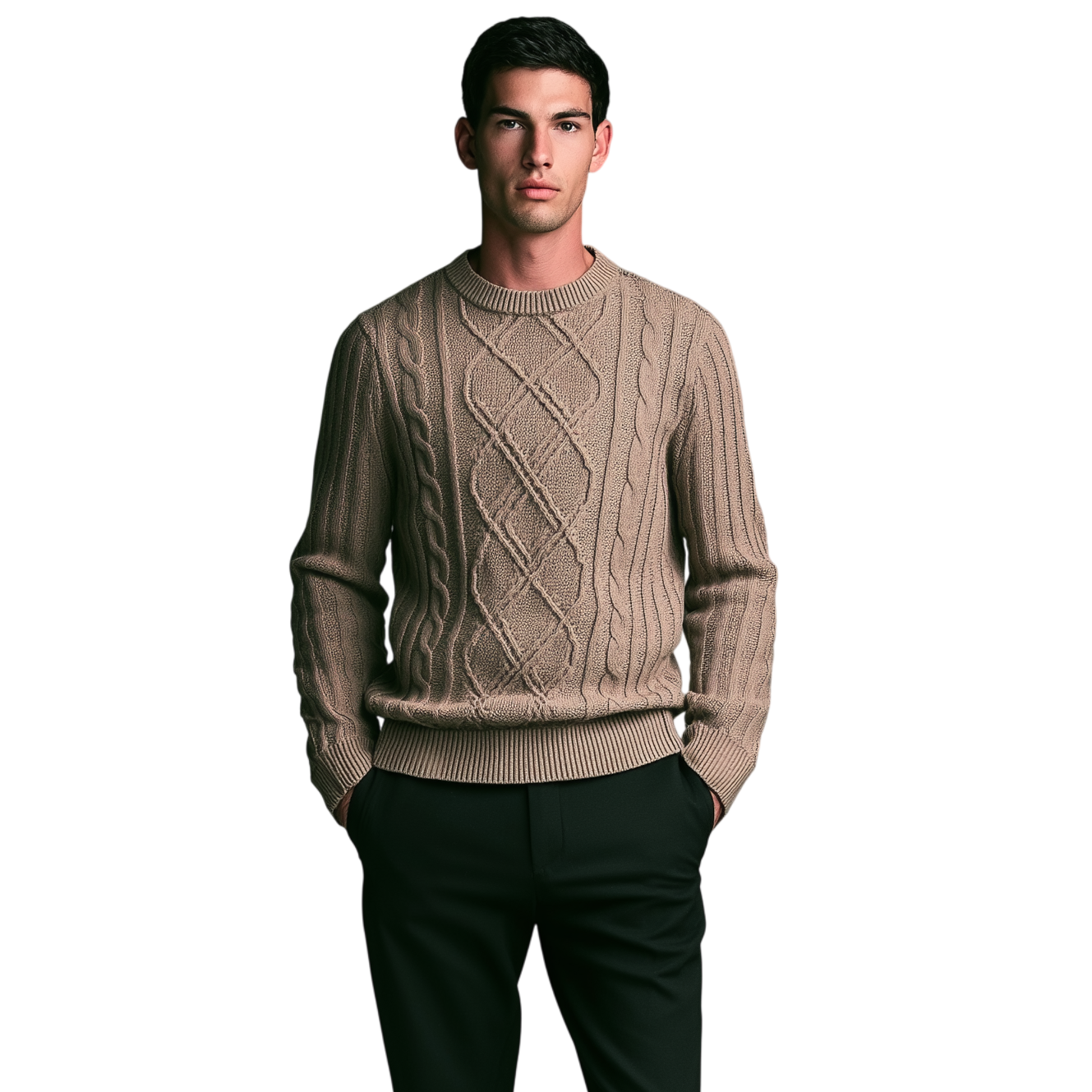 Mężczyzna o neutralnym wyrazie twarzy stoi na białym tle ubrany w Arkadya Outlet Sweter męski dekolt okrągły warkoczowy standardowy krój całoroczny, w połączeniu z czarnymi spodniami i butami, z rękami w kieszeniach.