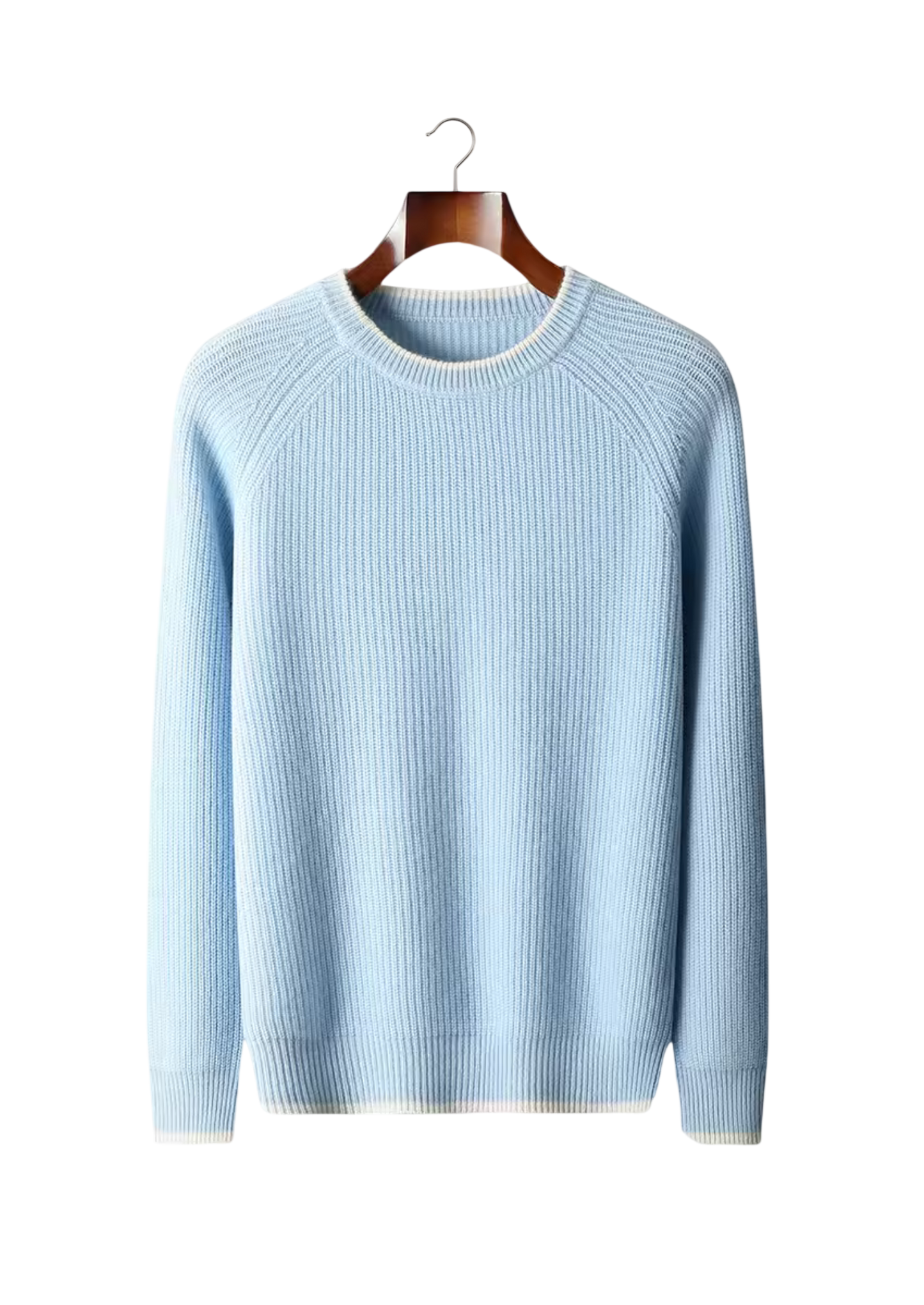 Sweter męski Arkadya Outlet, o standardowym kroju z prążkowanej dzianiny, w jasnoniebieskim kolorze, z okrągłym dekoltem i białym ściągaczem przy szyi, mankietach i dole, prezentowany na drewnianym wieszaku.