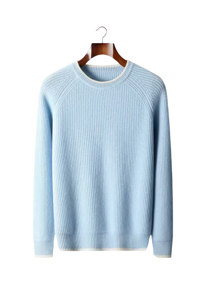 Sweter męski Arkadya Outlet, o standardowym kroju z prążkowanej dzianiny, w jasnoniebieskim kolorze, z okrągłym dekoltem i białym ściągaczem przy szyi, mankietach i dole, prezentowany na drewnianym wieszaku.