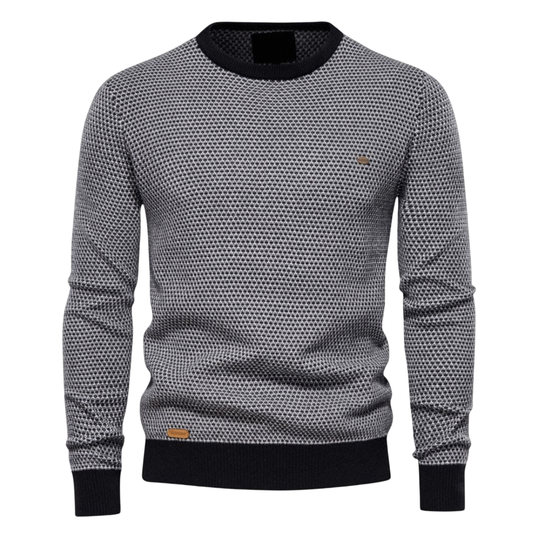 Czarny męski sweter dzianinowy; widok z przodu na modelu.