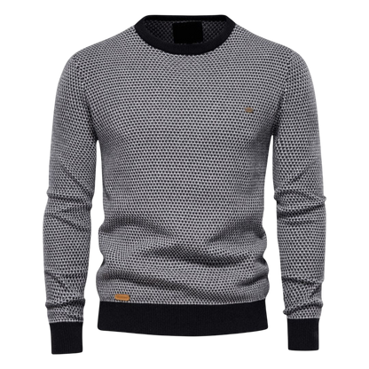 Czarny męski sweter dzianinowy; widok z przodu na modelu.