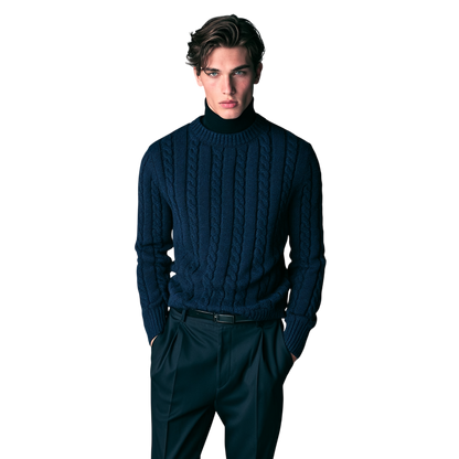 Młody mężczyzna nosi Arkadya Outlet Sweter męski dzianinowy dekolt okrągły długi rękaw regularny krój z ciemnymi spodniami, stoi na białym tle, ręce w kieszeniach, patrzy w kamerę z neutralnym wyrazem twarzy.