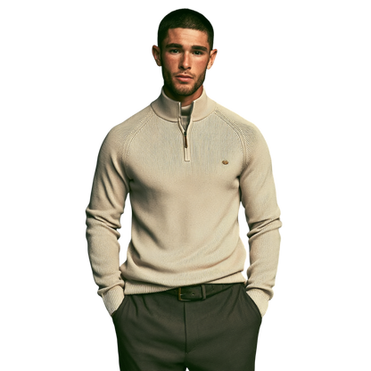 Męski sweter z półzamkiem, kolor beżowy; widok z przodu na modelu.