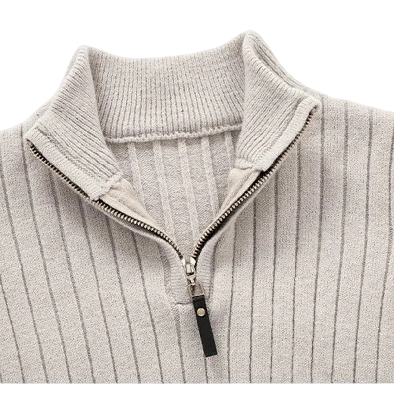 Zbliżenie na Arkadya Outlet sweter męski półzamek z dopasowanym krojem, kołnierzem stojącym i długim rękawem w jasnoszarym kolorze, pokazujący teksturę oraz czarny suwak.