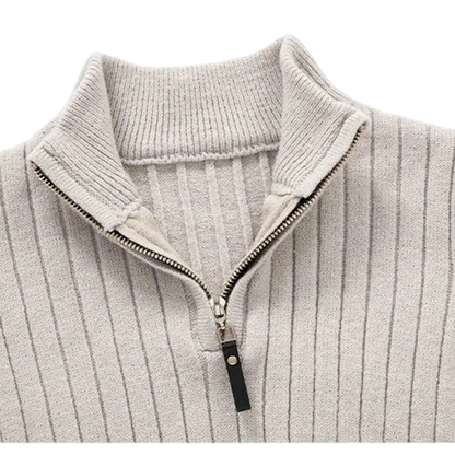 Zbliżenie na Arkadya Outlet sweter męski półzamek z dopasowanym krojem, kołnierzem stojącym i długim rękawem w jasnoszarym kolorze, pokazujący teksturę oraz czarny suwak.