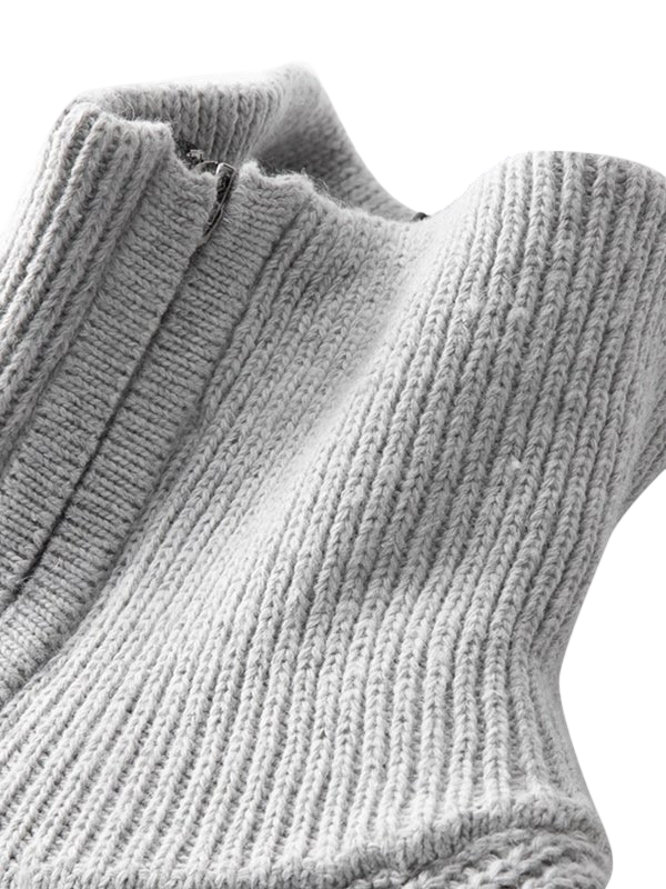 Jasnoszary męski sweter dzianinowy o luźnym kroju, kołnierz z zamkiem, miękka struktura, długi rękaw