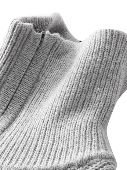 Jasnoszary męski sweter dzianinowy o luźnym kroju, kołnierz z zamkiem, miękka struktura, długi rękaw